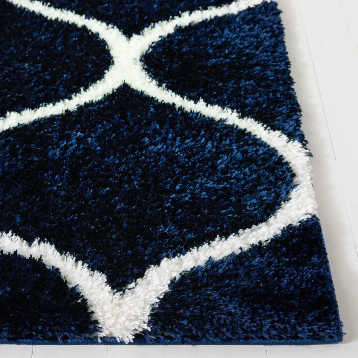Safavieh Tahoe Shag 4'-0" x 6'-0" Rug in Navy / White