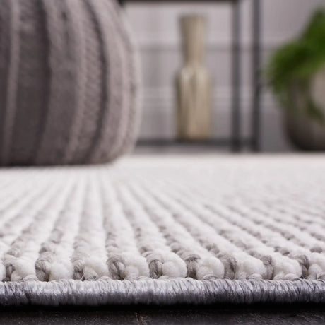 Safavieh Lotus 4'-0" x 6'-0" Rug in White