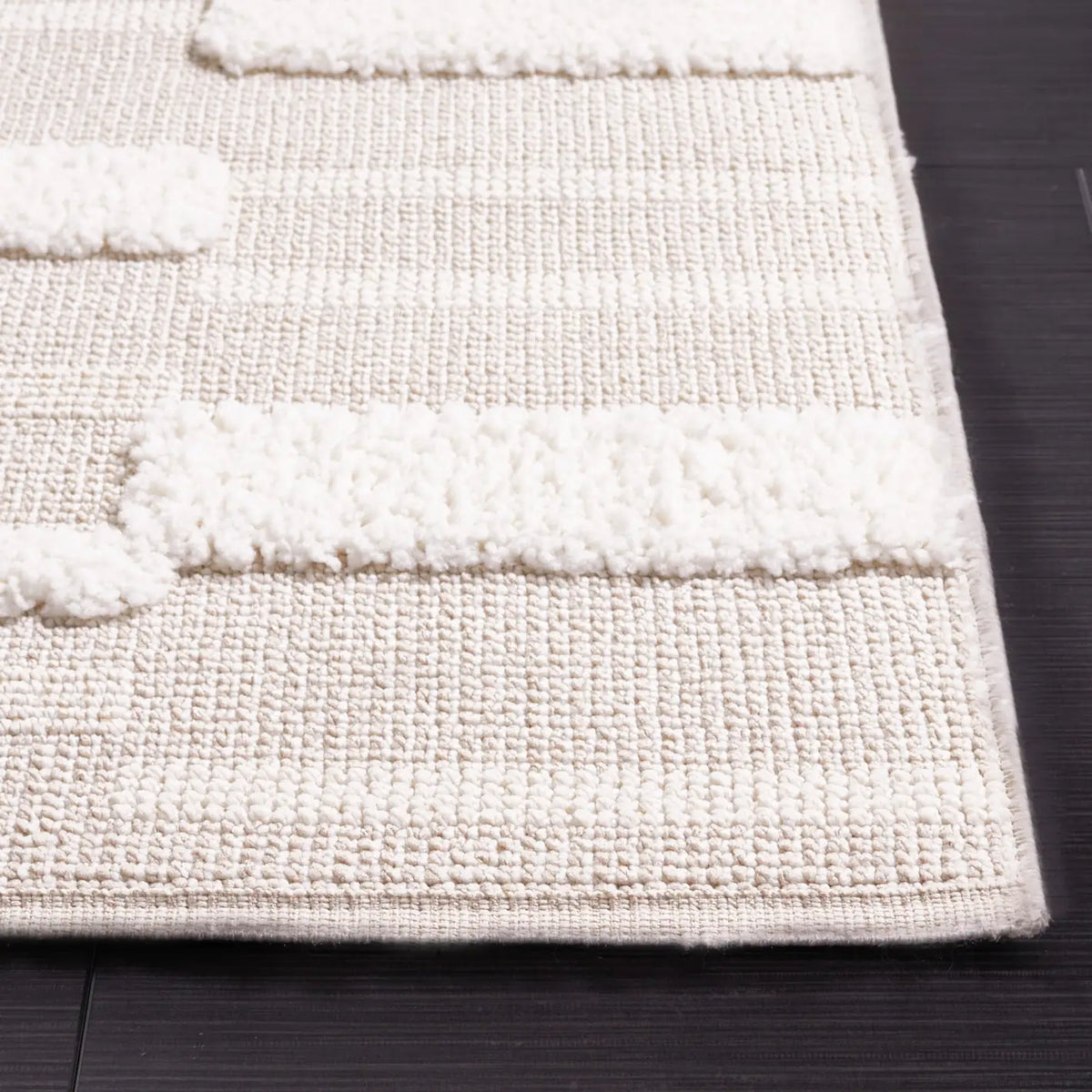 Safavieh Trends 4'-0" x 6'-0" Rug in Beige / Ivory