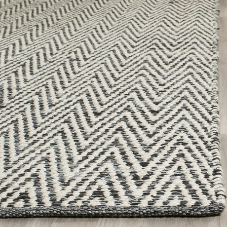 Safavieh Montauk 5'-0" x 7'-0" Rug in Ivory / Dark Grey