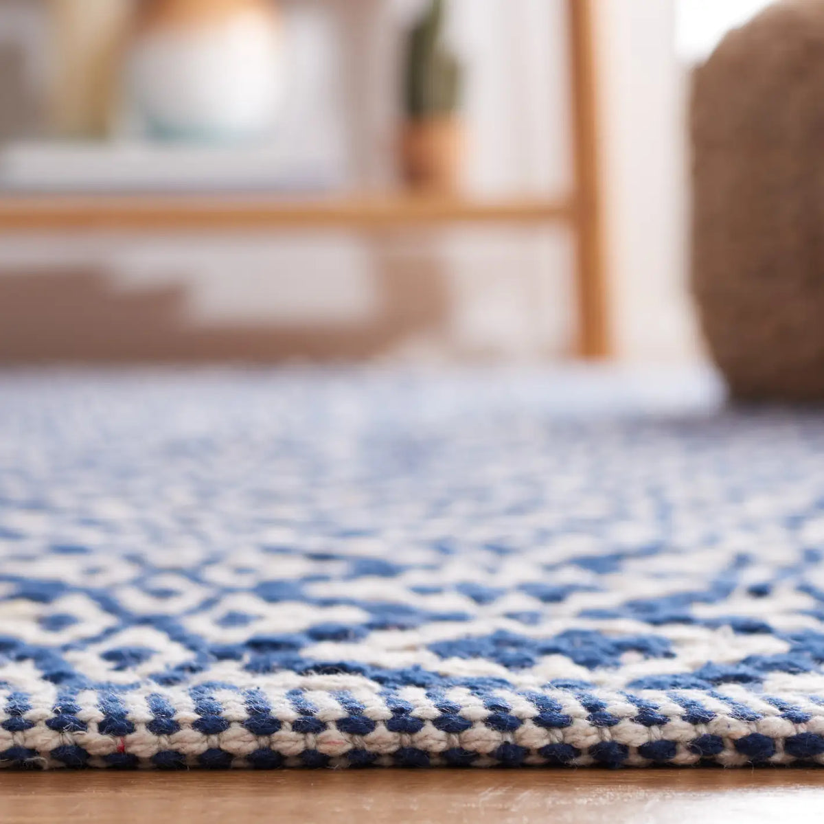 Safavieh Montauk 5'-0" x 7'-0" Rug in Ivory / Navy