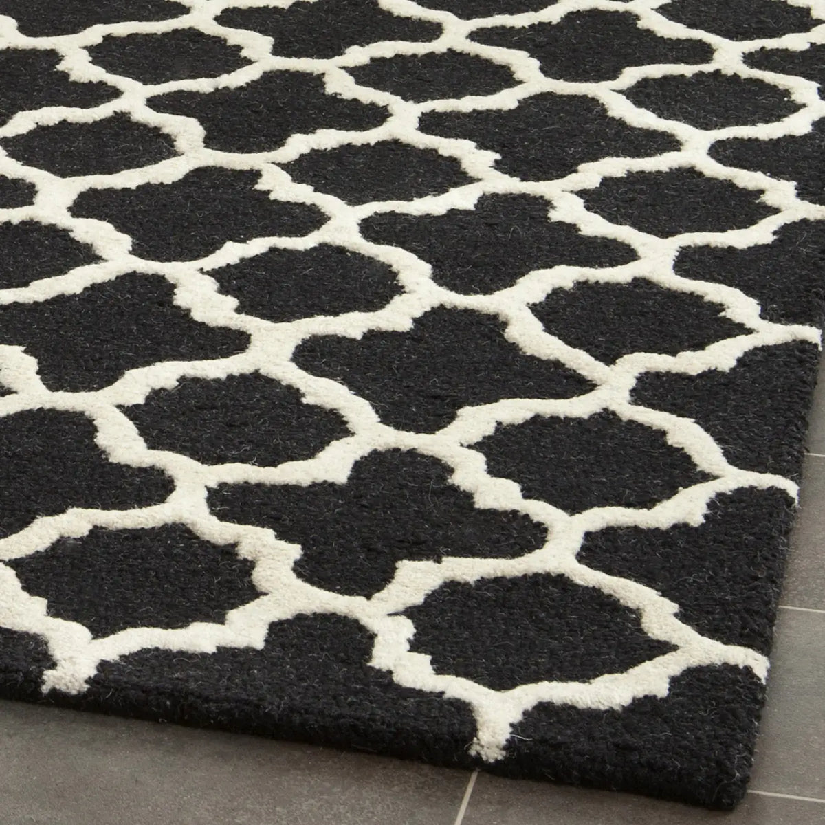 Safavieh Cambridge 5'-0" x 8'-0" Rug in Black / Ivory