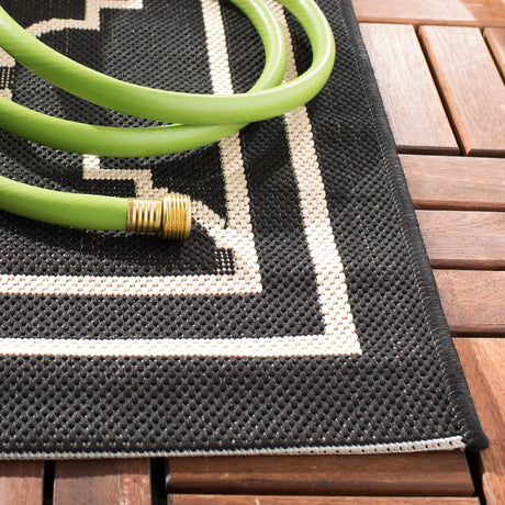 Safavieh Courtyard 4'-0" x 5'-7" Rug in Black / Creme