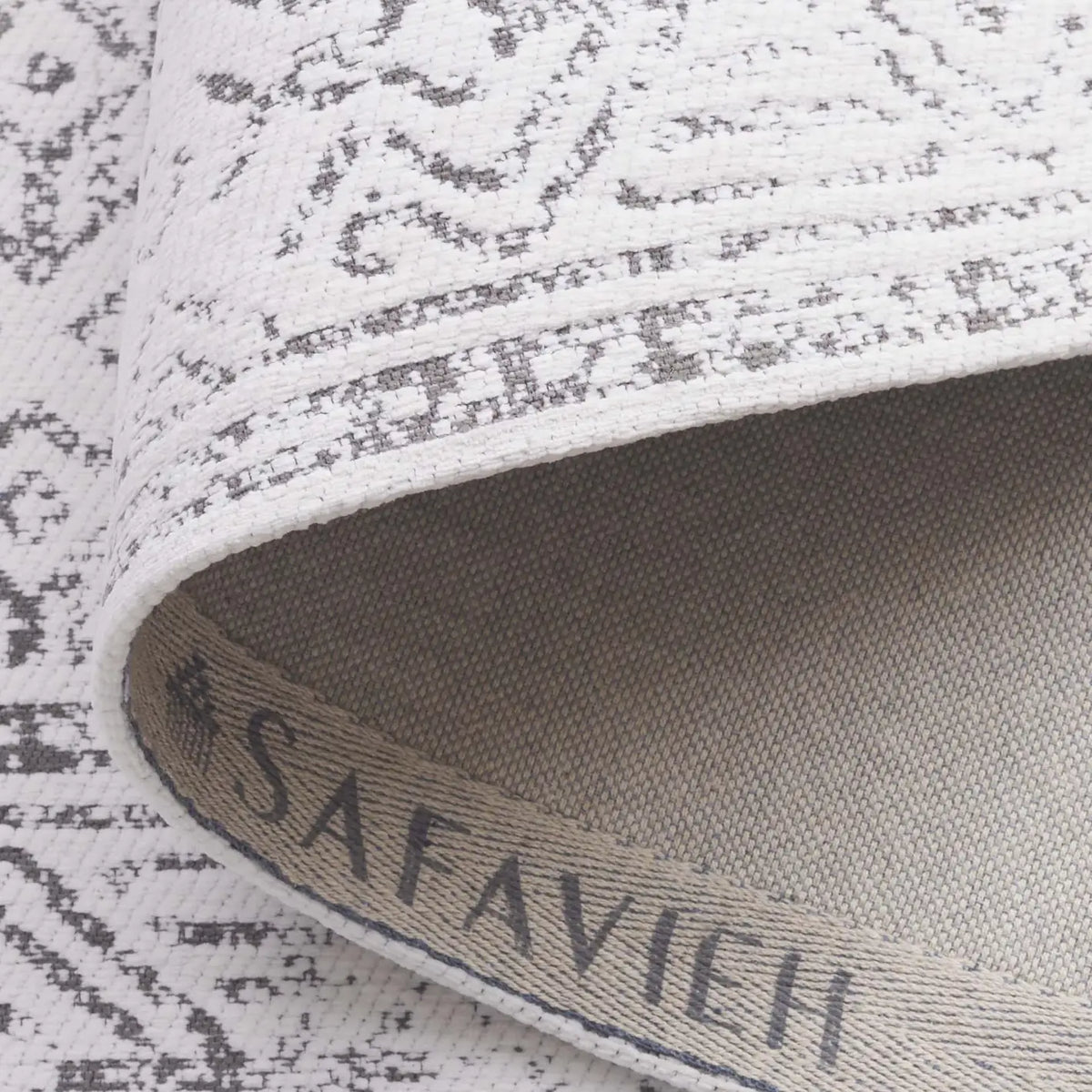 Safavieh Classic Vintage 4'-0" x 6'-0" Rug in White / Grey