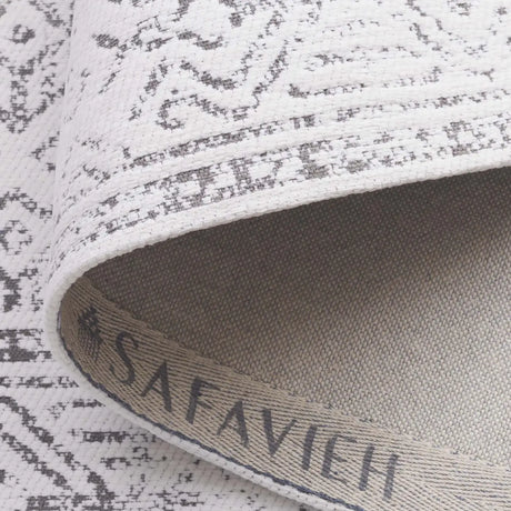Safavieh Classic Vintage 4'-0" x 6'-0" Rug in White / Grey