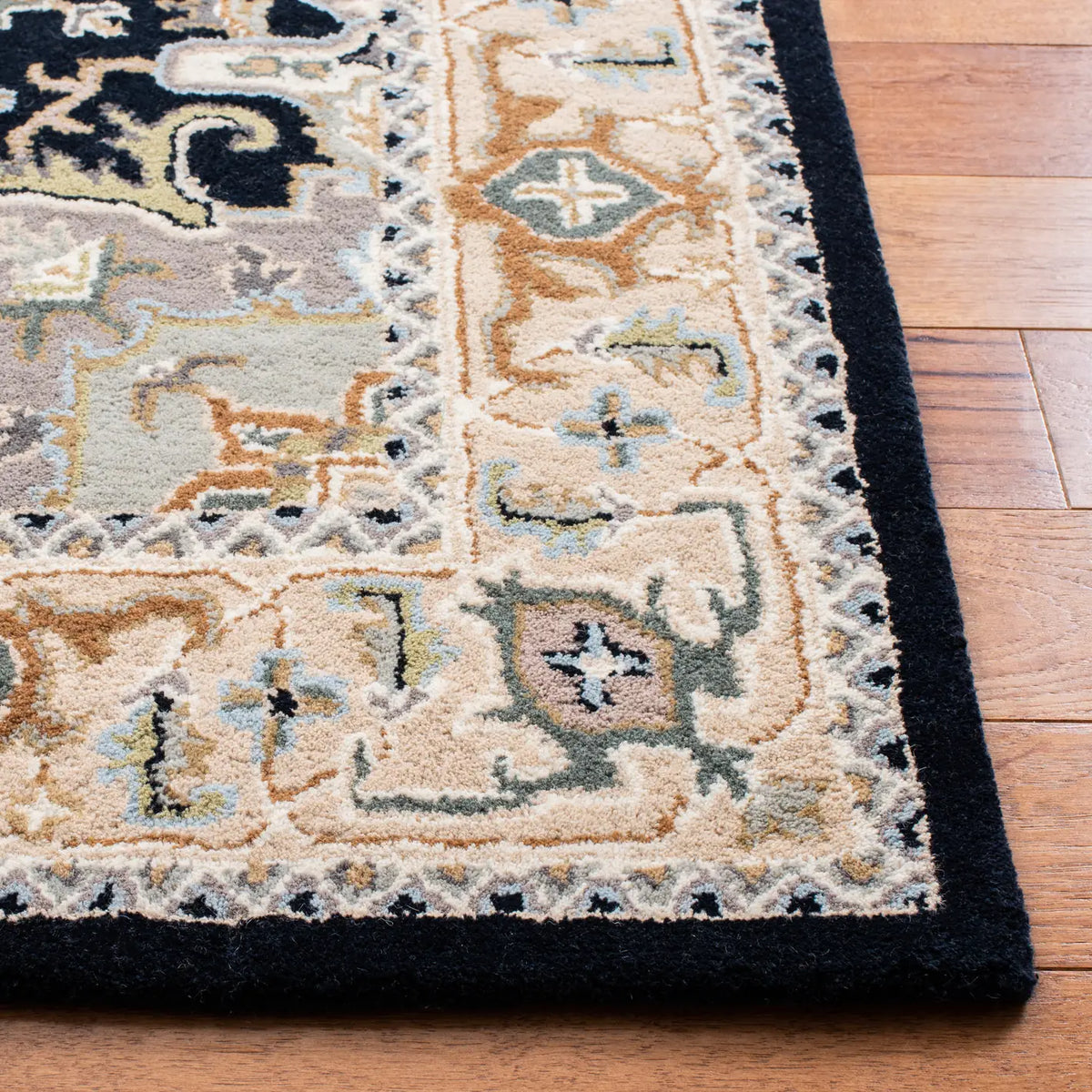Safavieh Heritage 4'-0" x 6'-0" Rug in Beige / Navy