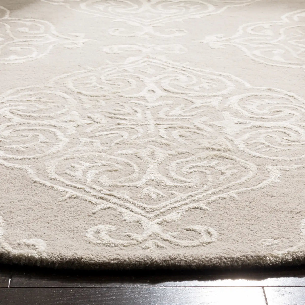 Safavieh Glamour 6'-0" x 6'-0" Rug in Silver / Ivory
