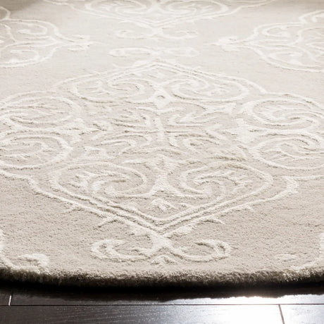 Safavieh Glamour 6'-0" x 6'-0" Rug in Silver / Ivory