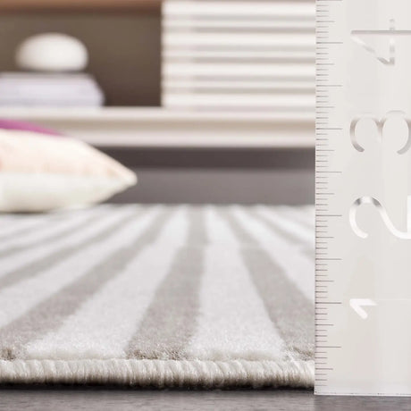 Safavieh Pyramid 4'-5" x 6'-5" Rug in Ivory / Grey