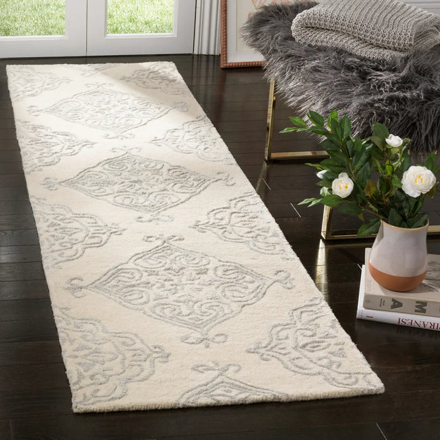 Safavieh Glamour 2'-3" x 8'-0" Rug in Ivory / Silver
