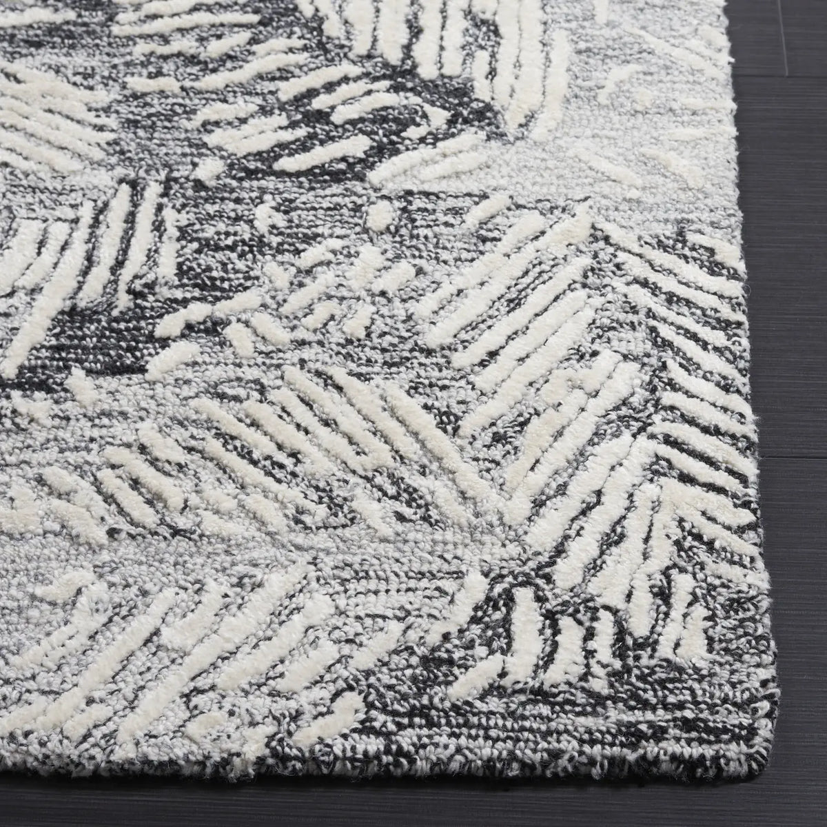 Safavieh Glamour 4'-0" x 6'-0" Rug in Black / Ivory