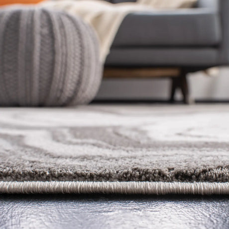 Safavieh Craft 5'-3" x 7'-6" Rug in Grey / Silver
