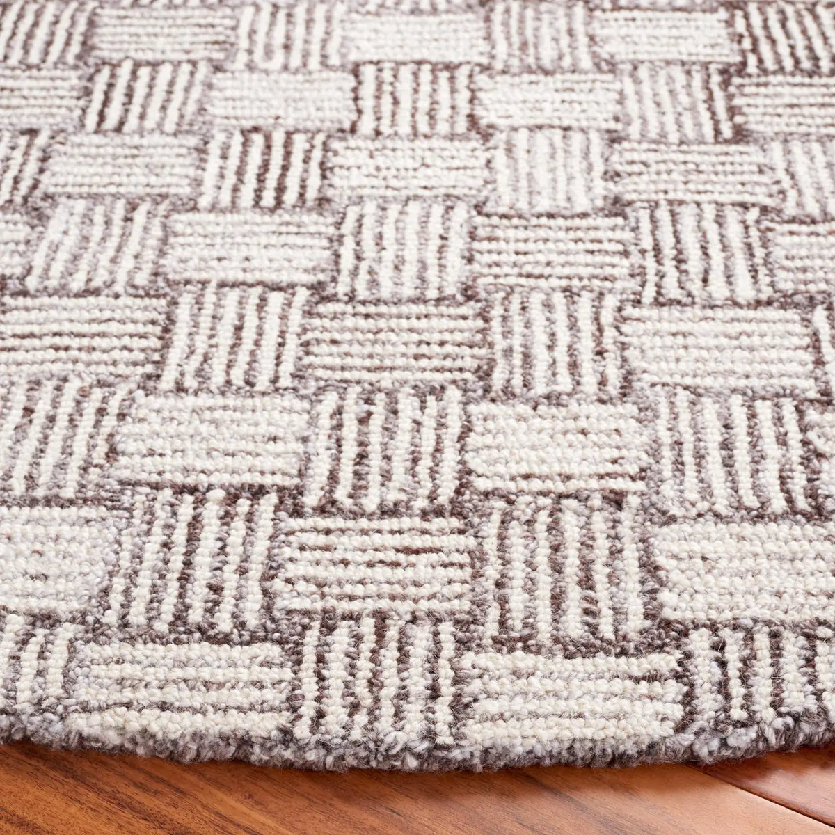 Safavieh Micro-Loop 5'-0" x 5'-0" Rug in Brown / Ivory