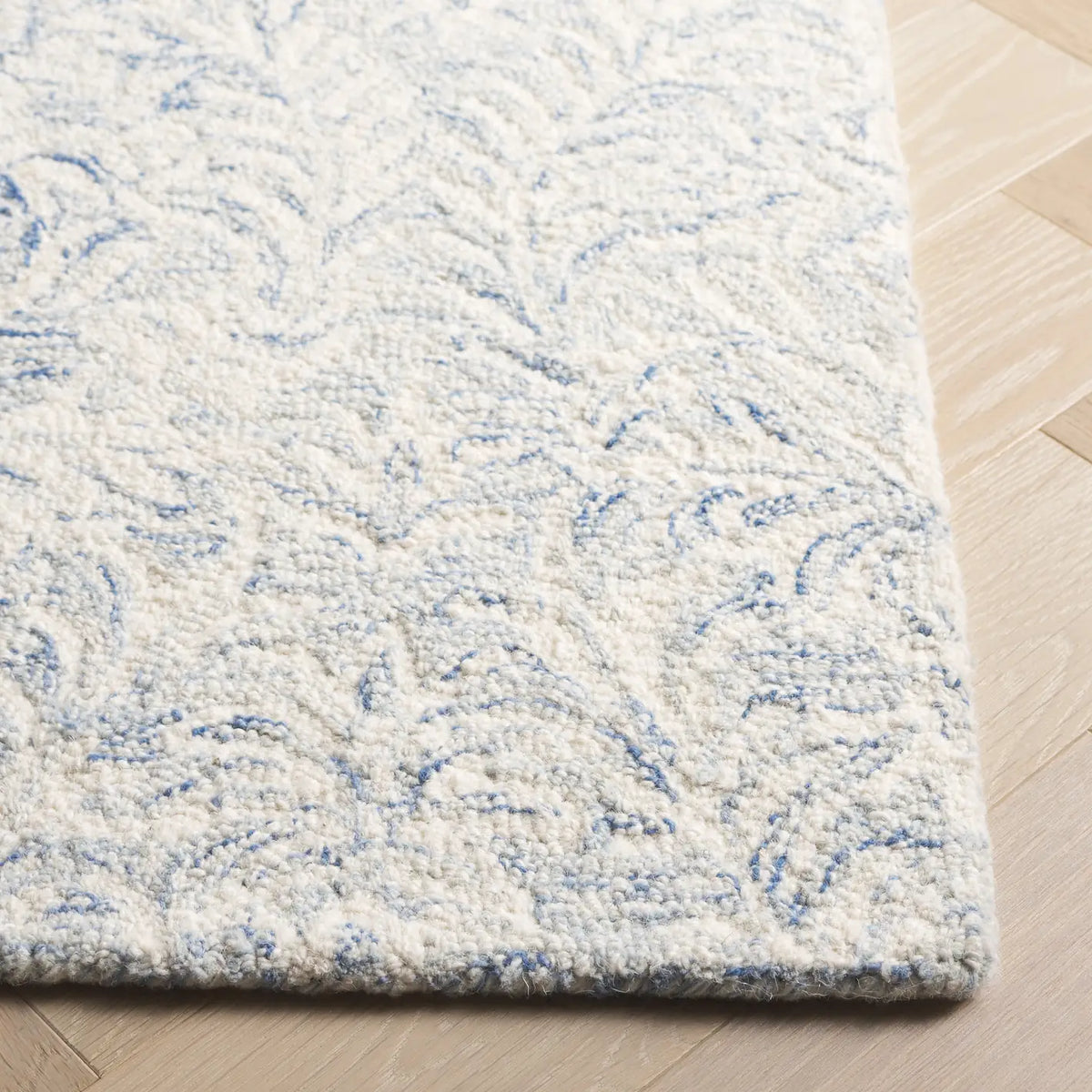 Safavieh Ebony 4'-0" x 6'-0" Rug in Blue / Ivory