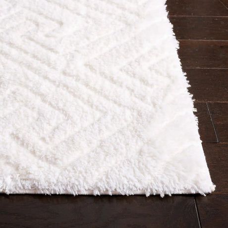 Safavieh Tahoe Shag 4'-0" x 6'-0" Rug in White