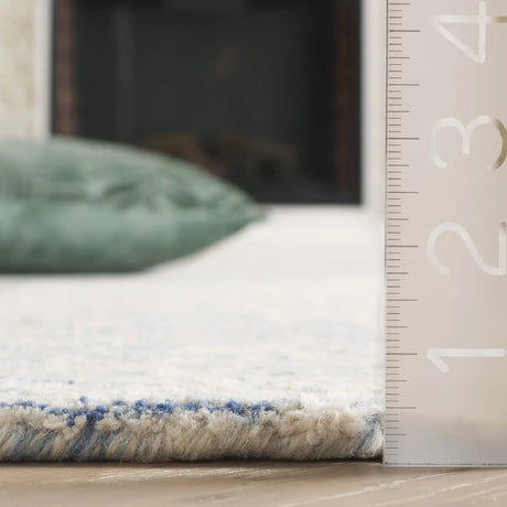 Safavieh Ebony 4'-0" x 6'-0" Rug in Blue / Ivory