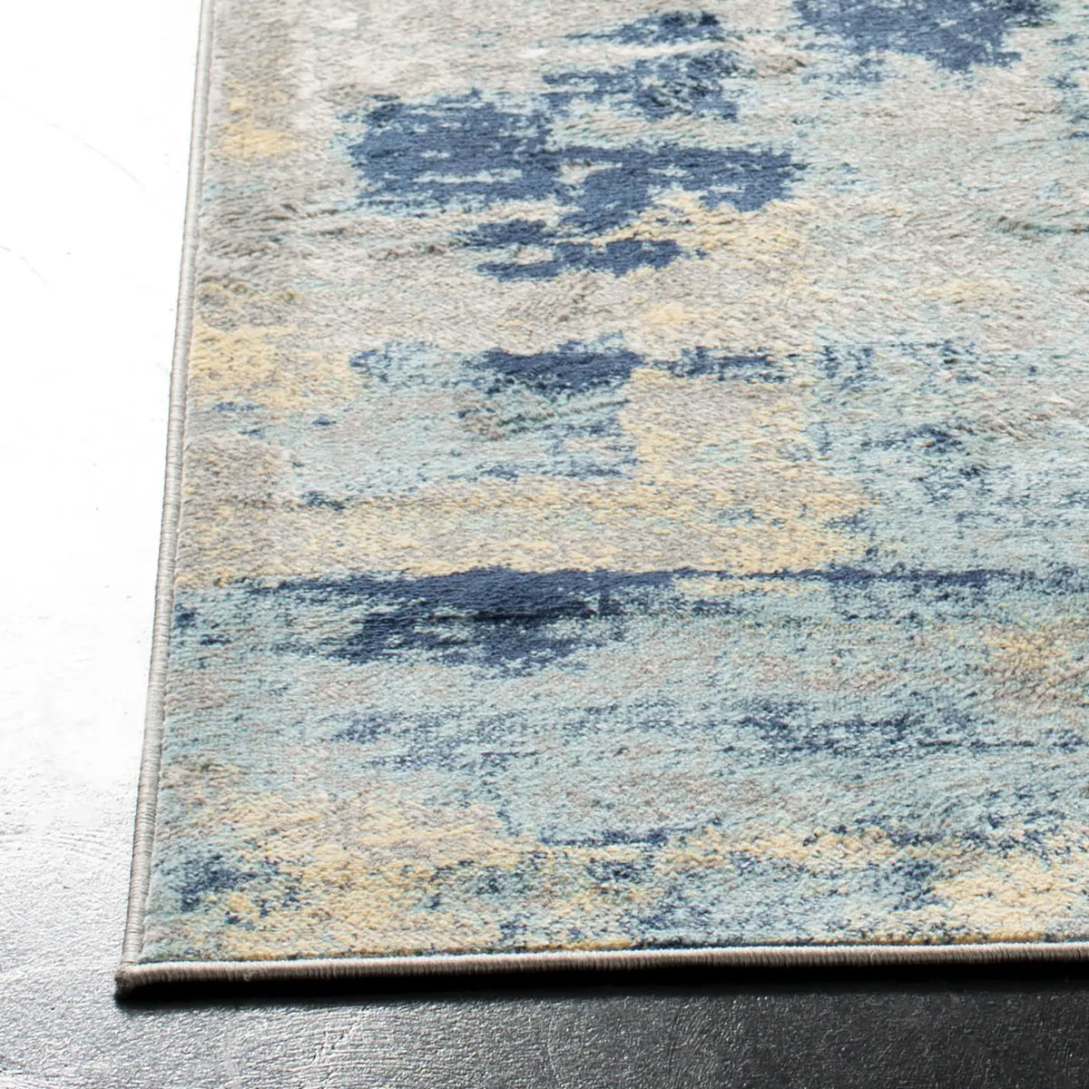 Safavieh Jasper 100 4'-0" x 6'-0" Rug in Grey / Gold