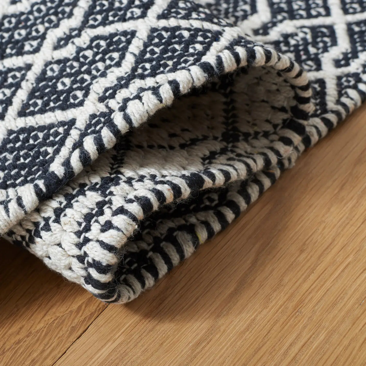 Safavieh Kilim 4'-0" x 6'-0" Rug in Black / Ivory