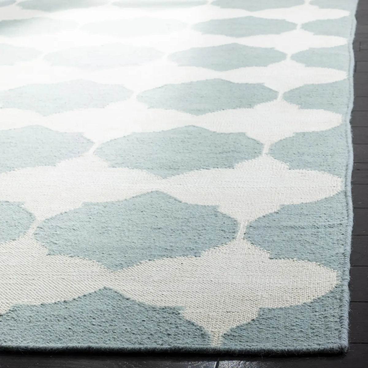 Safavieh Dhurries 5'-0" x 8'-0" Rug in Blue / Ivory