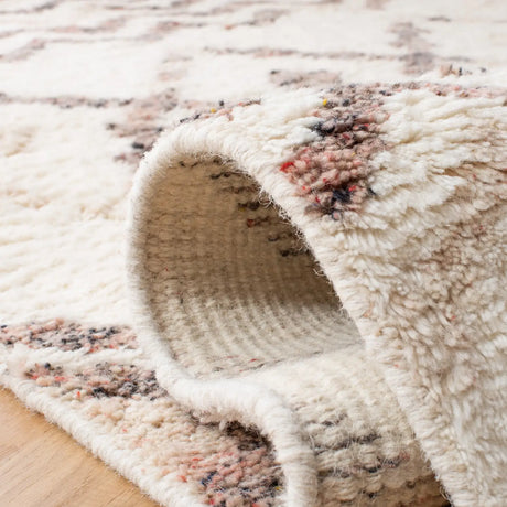 Safavieh Casablanca 4'-0" x 6'-0" Rug in Ivory / Pink