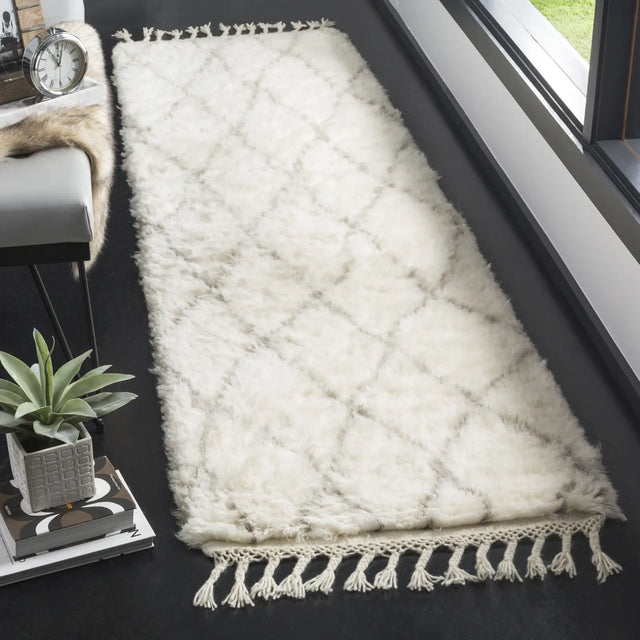 Safavieh Casablanca 2'-3" x 8'-0" Rug in Ivory / Grey