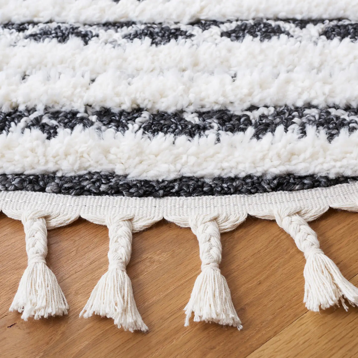 Safavieh Moroccan Tassel Shag 6'-7" x 6'-7" Rug in Black / Ivory
