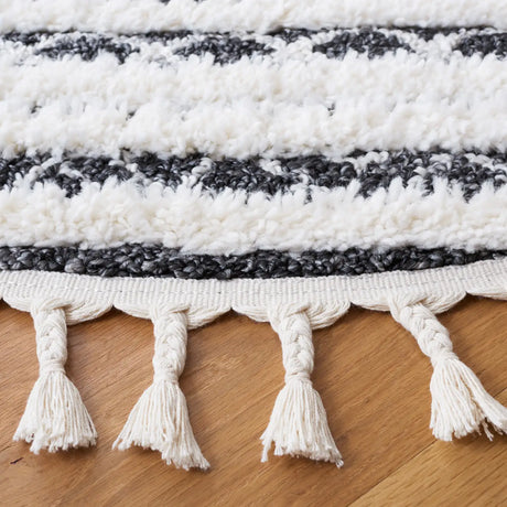 Safavieh Moroccan Tassel Shag 6'-7" x 6'-7" Rug in Black / Ivory