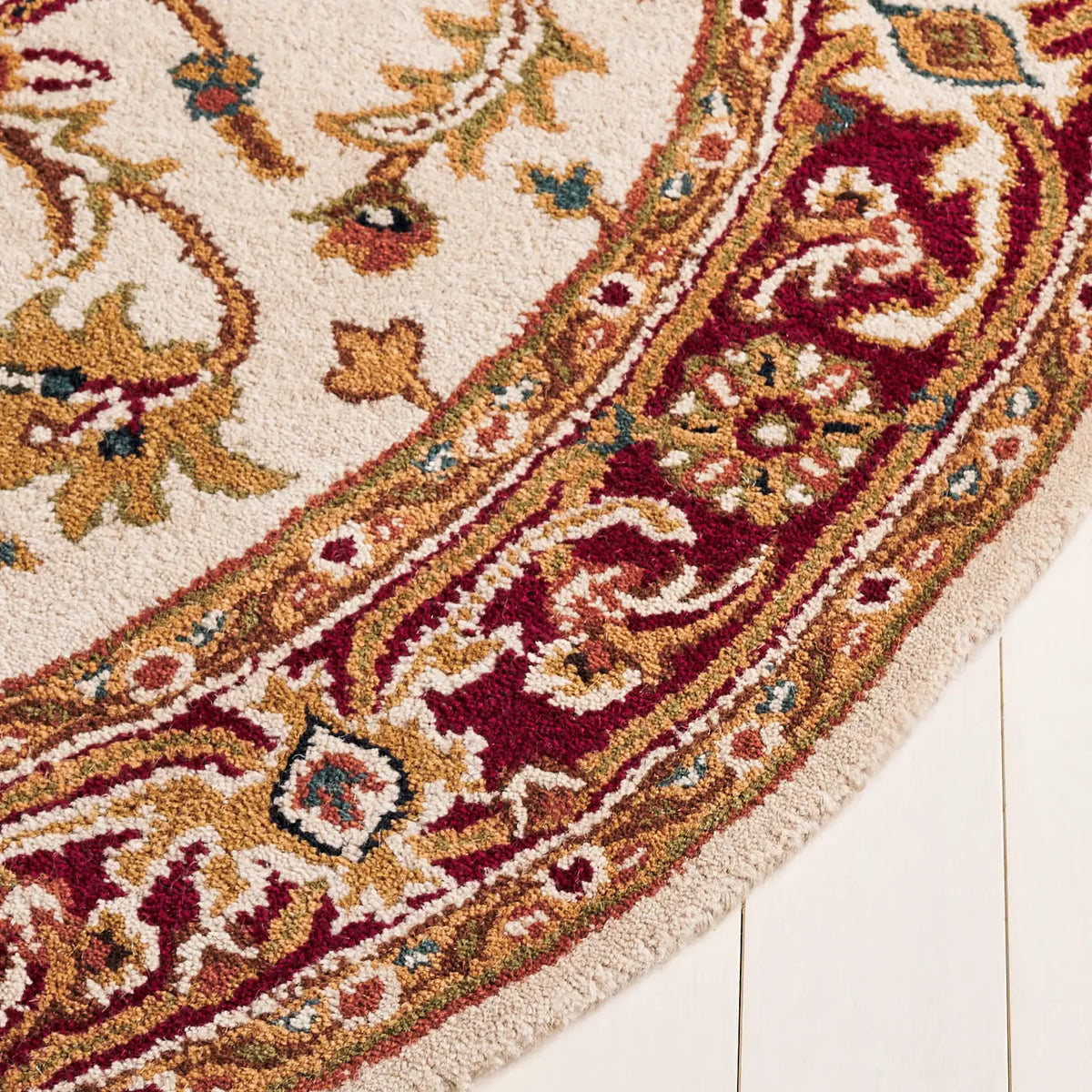 Safavieh Classic 4'-6" x 6'-6" Rug in Light Gold / Red