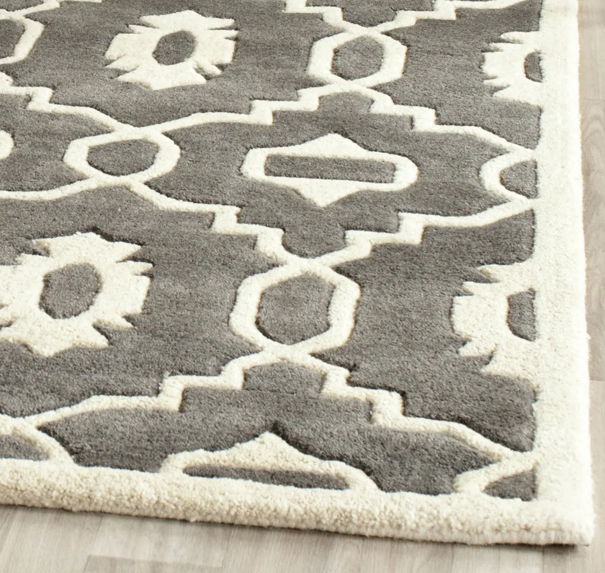 Safavieh Chatham 4'-0" x 6'-0" Rug in Dark Grey / Ivory