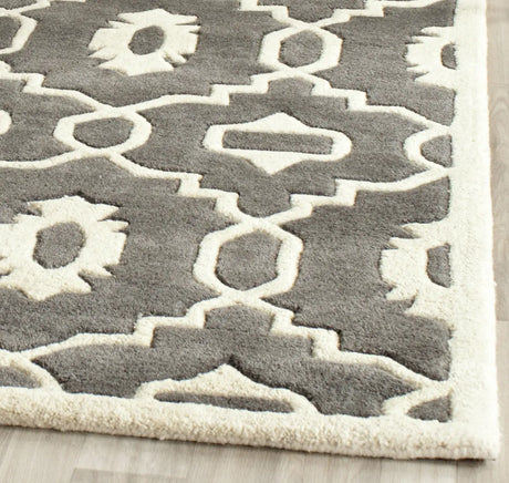 Safavieh Chatham 4'-0" x 6'-0" Rug in Dark Grey / Ivory