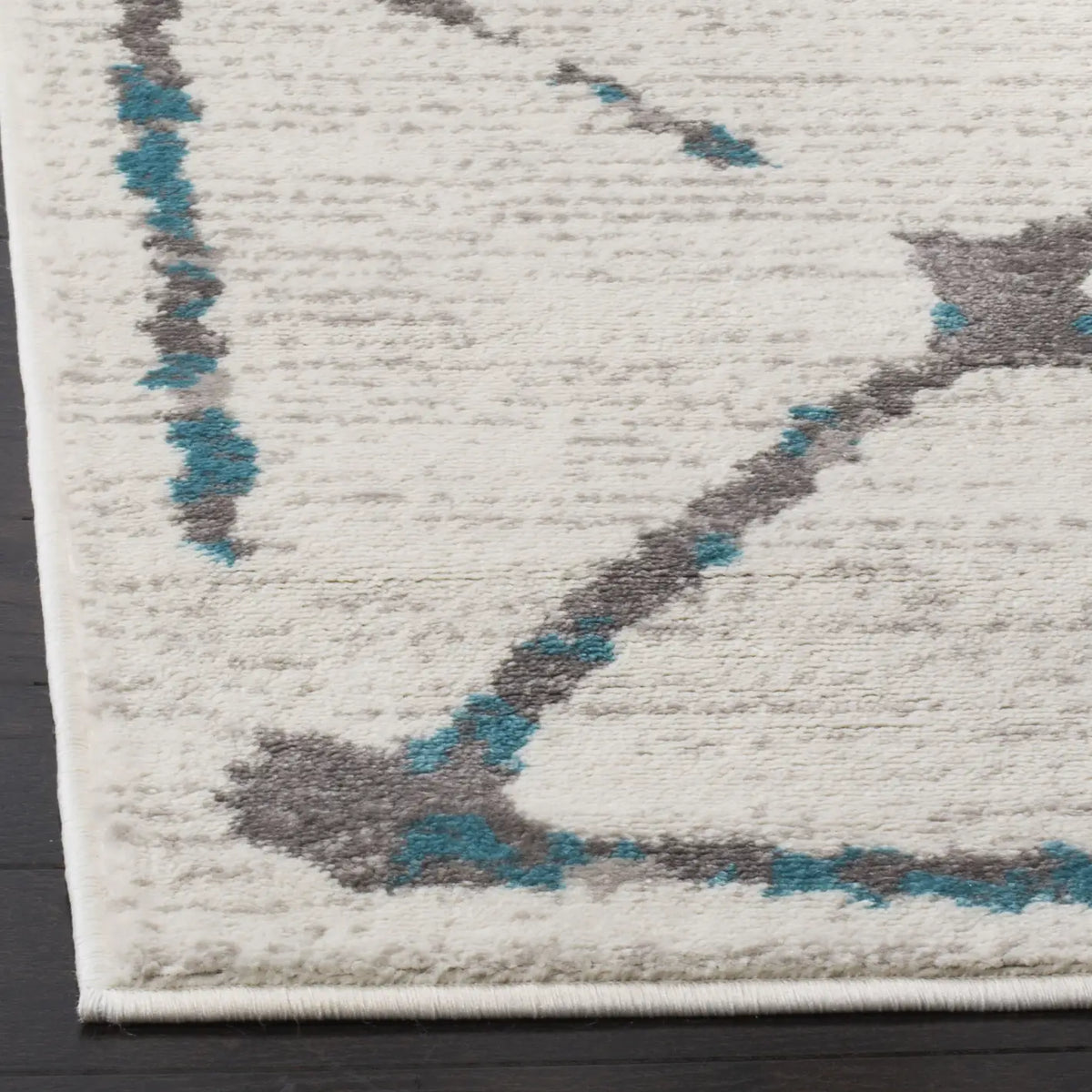 Safavieh Skyler 5'-1" x 7'-6" Rug in Ivory / Blue