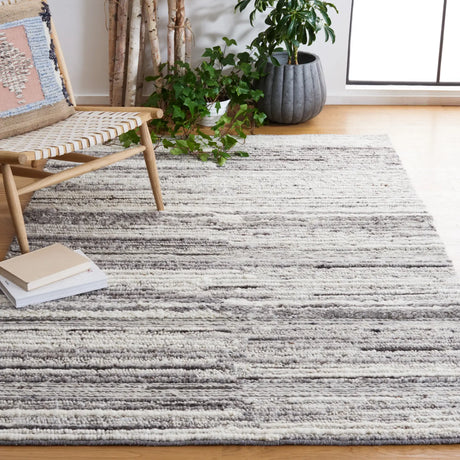 Safavieh Casablanca 4'-0" x 6'-0" Rug in Grey / Ivory