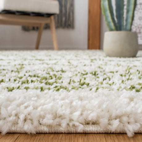 Safavieh Arizona Shag 4'-0" x 6'-0" Rug in Ivory / Green
