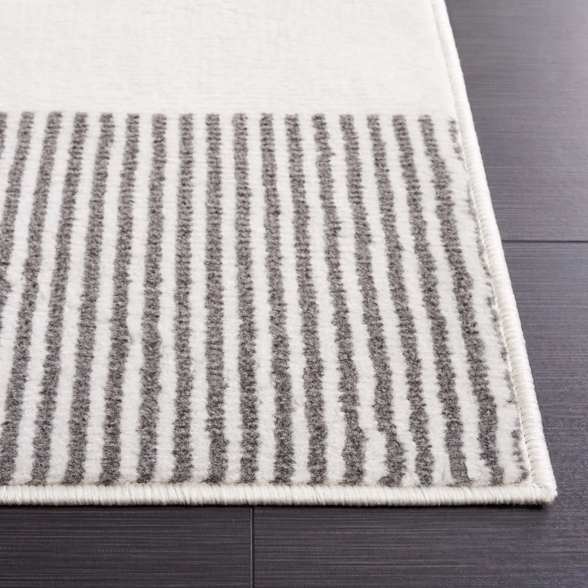 Safavieh Pyramid 4'-5" x 6'-5" Rug in Ivory / Grey