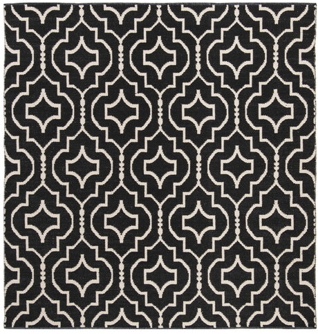 Safavieh Montauk 6'-0" x 6'-0" Rug in Black / Ivory