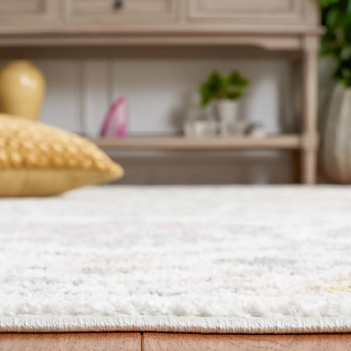 Safavieh Layla 4'-5" x 6'-5" Rug in Ivory Grey / Pink