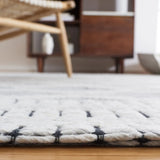 Safavieh Vermont 4'-0" x 6'-0" Rug in Grey / Ivory