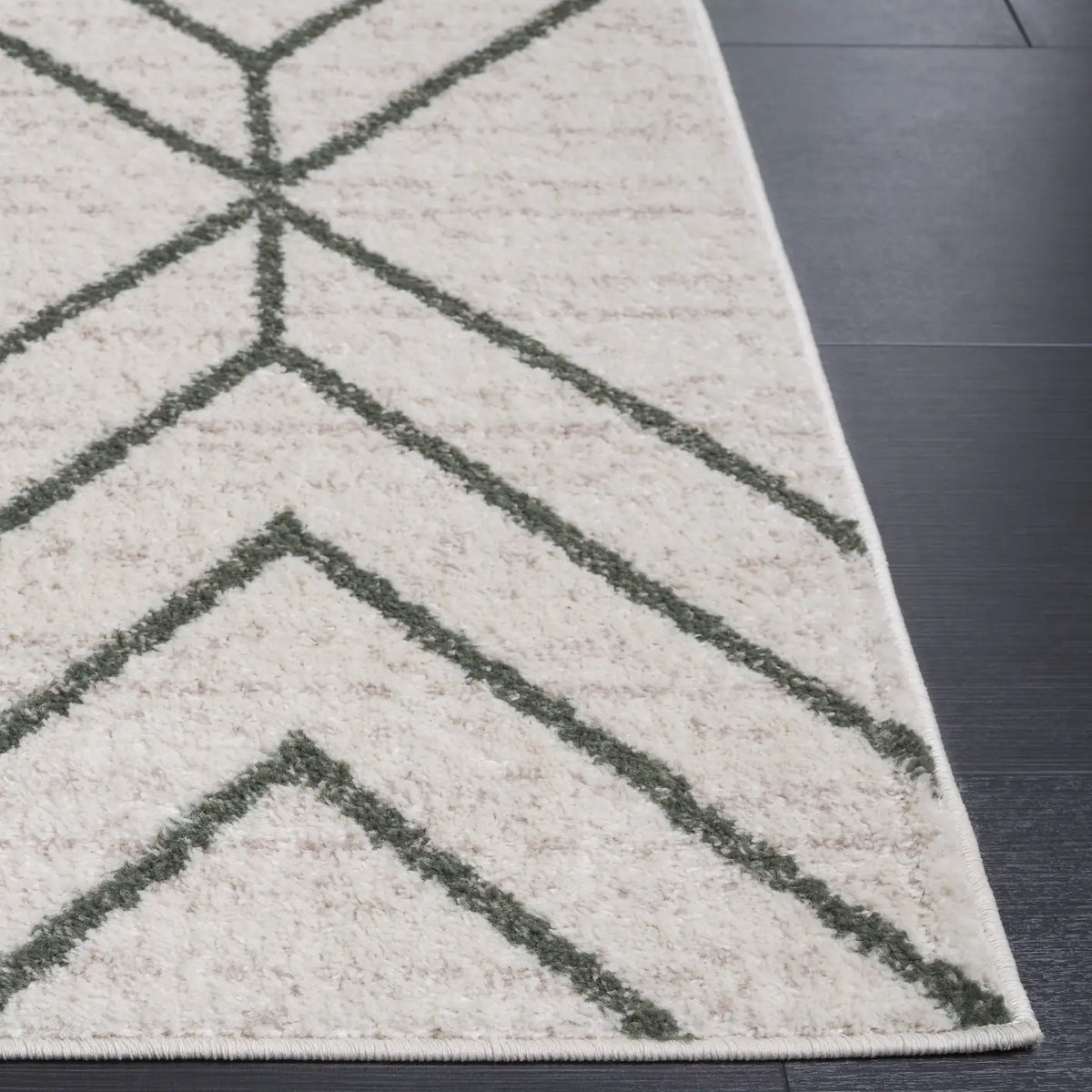 Safavieh Adirondack 4'-0" x 6'-0" Rug in Ivory / Dark Green