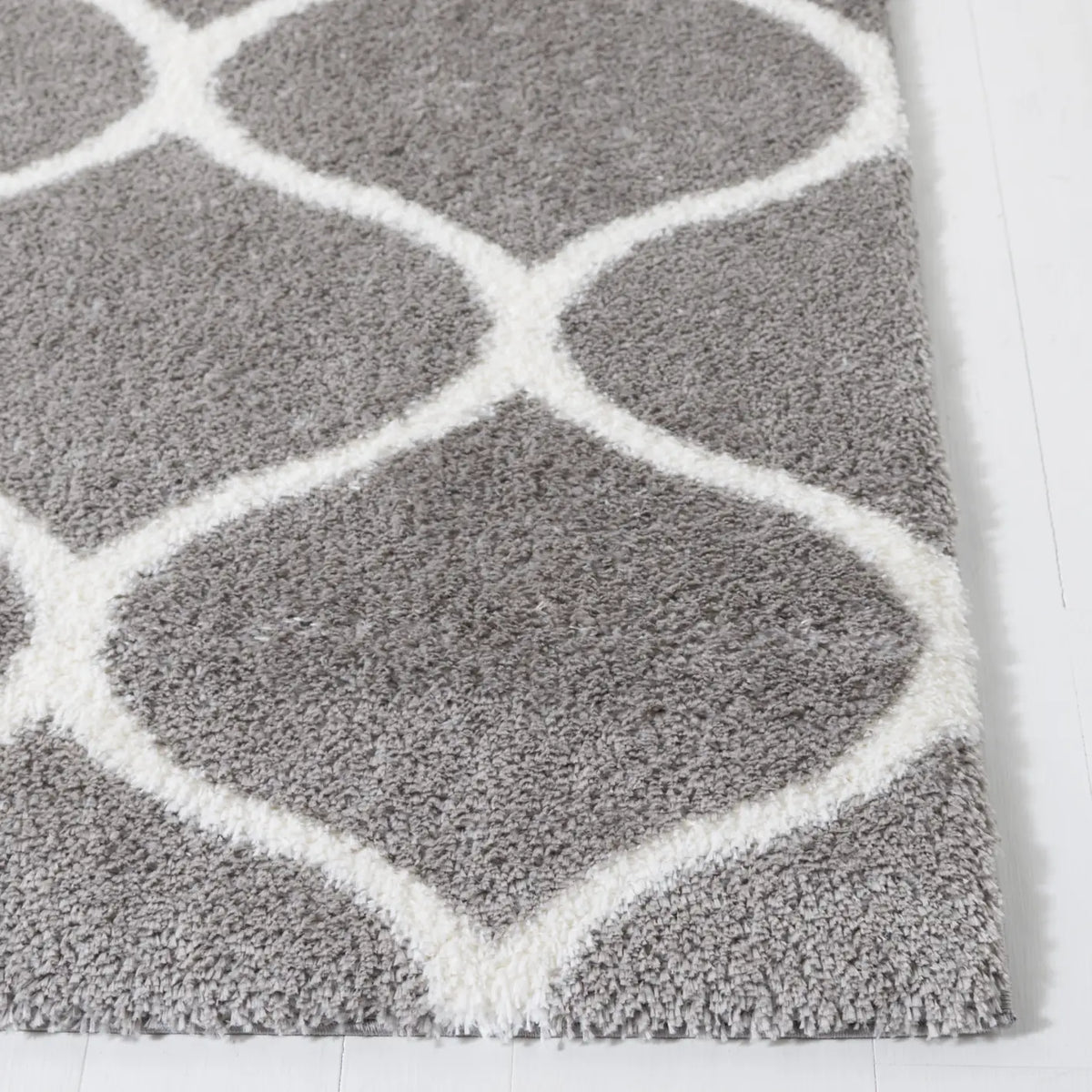 Safavieh Tahoe Shag 4'-0" x 6'-0" Rug in Grey / White