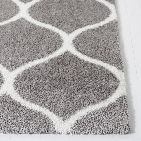 Safavieh Tahoe Shag 4'-0" x 6'-0" Rug in Grey / White