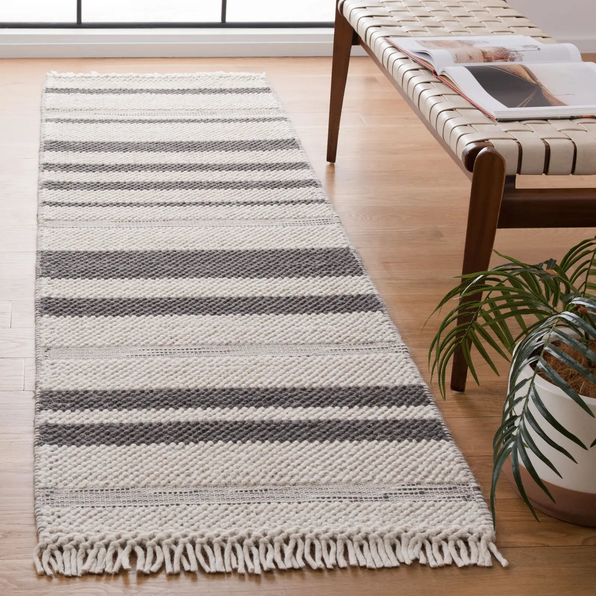 Safavieh Natura 2'-3" x 8'-0" Rug in Ivory / Dark Grey