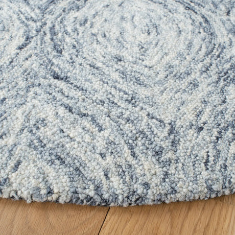Safavieh Ikat 6'-0" x 6'-0" Rug in Silver / Grey