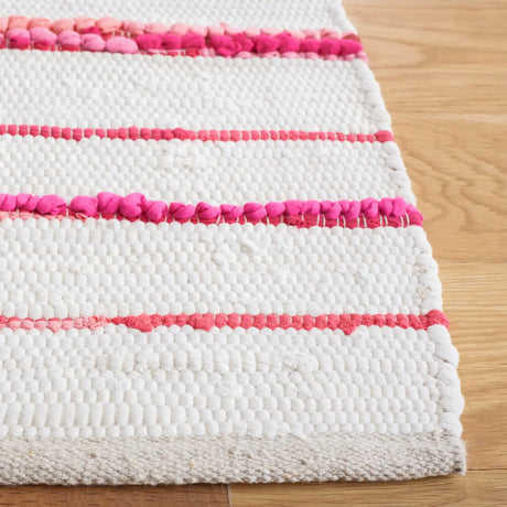 Safavieh Montauk 4'-0" x 6'-0" Rug in Red / Ivory