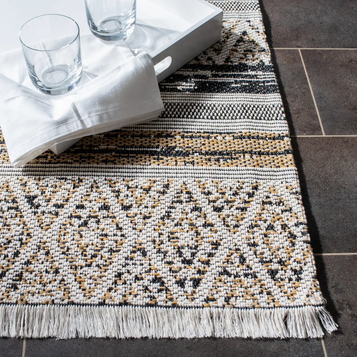 Safavieh Augustine 4'-5" x 6'-5" Rug in Ivory / Taupe