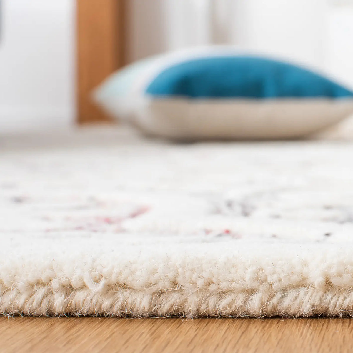 Safavieh Metro 4'-0" x 6'-0" Rug in Red / Ivory