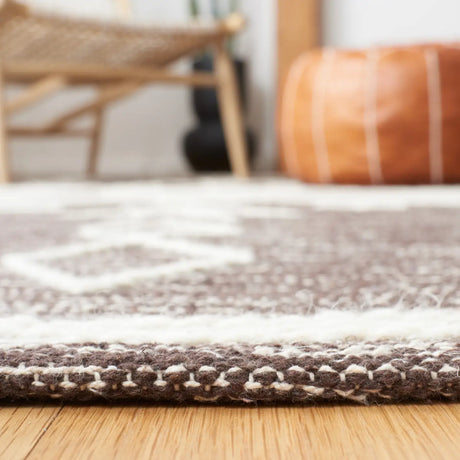 Safavieh Kilim 4'-0" x 6'-0" Rug in Brown / Ivory