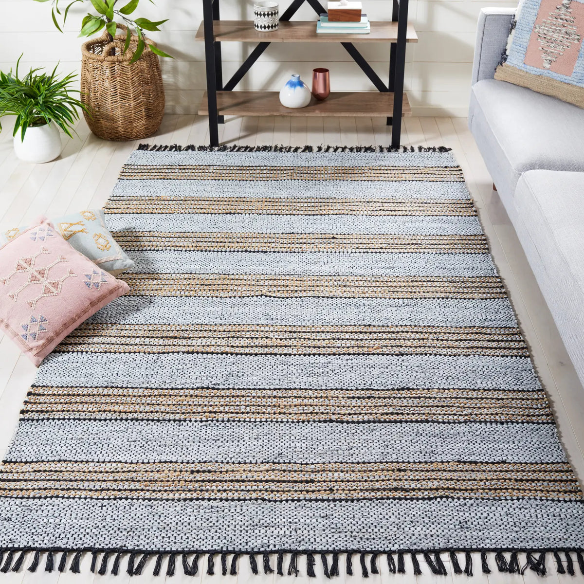 Safavieh Vintage Leather 4'-0" x 6'-0" Rug in Silver / Natural