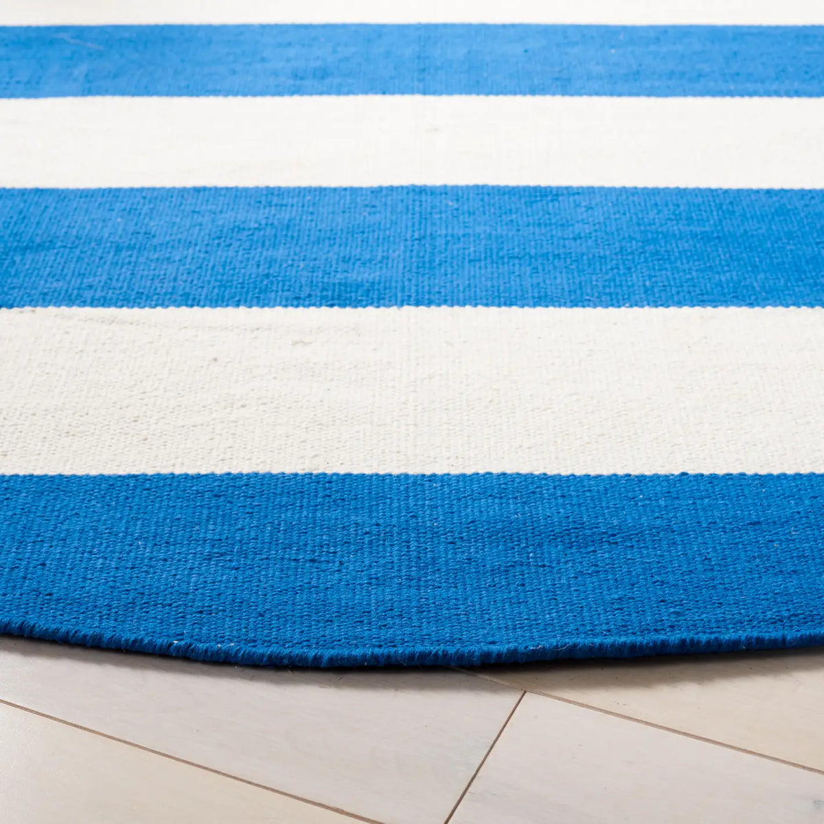 Safavieh Montauk 6'-0" x 6'-0" Rug in Blue / Ivory