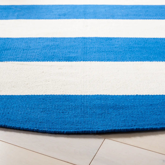 Safavieh Montauk 6'-0" x 6'-0" Rug in Blue / Ivory