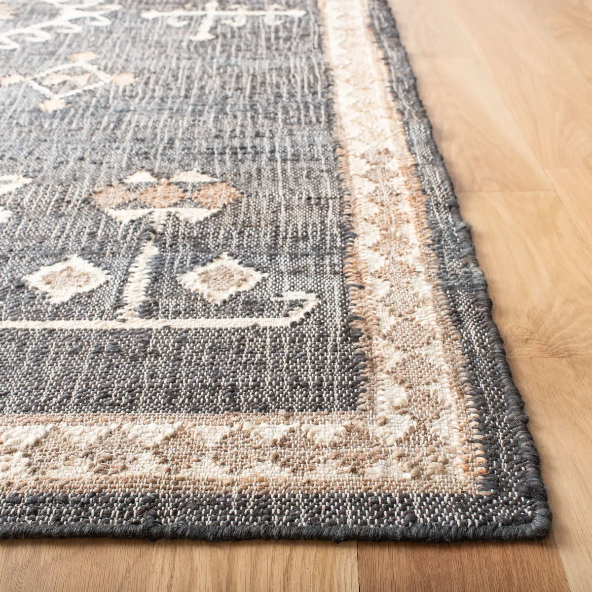 Safavieh Kilim 4'-0" x 6'-0" Rug in Black / Ivory